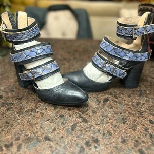 Free Bird size 10 Jaclyn navy